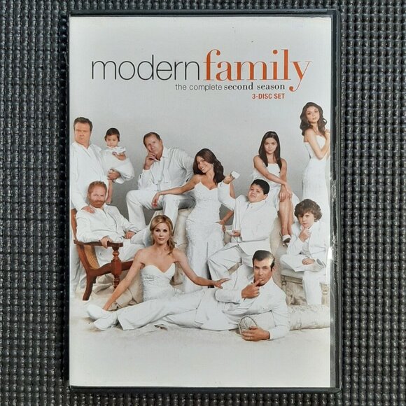 Modern Family: Season 2 - DVD - 3-Disc Set, 24 Episodes - Picture 1 of 4